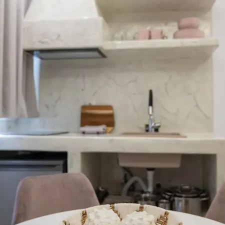 Katerina Roza - Heartfelt Hospitality In The 아파트호텔