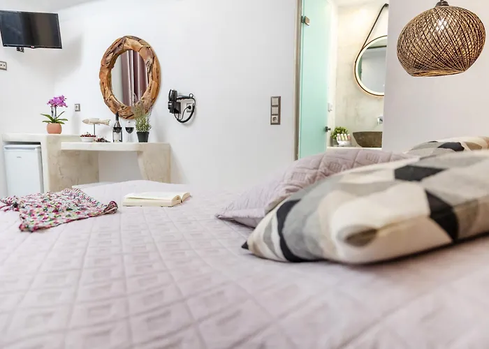 Katerina Roza - Heartfelt Hospitality In The Aparthotel Naxos City