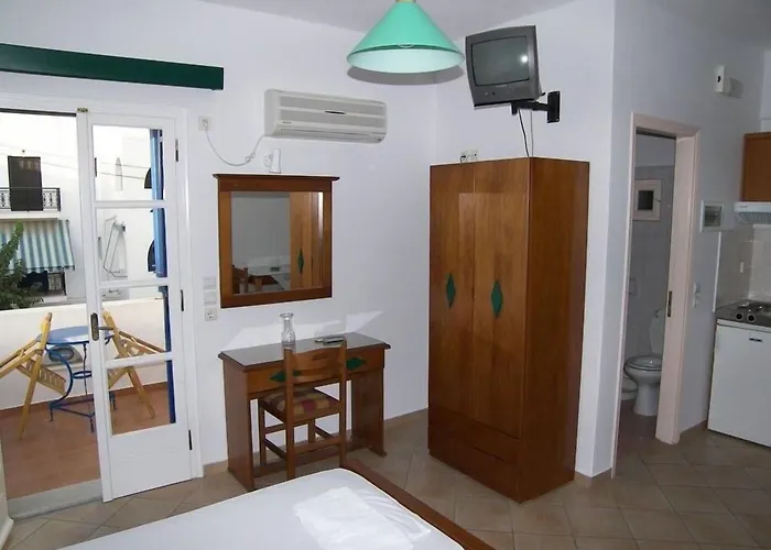 Katerina Roza - Heartfelt Hospitality In The Aparthotel Naxos City