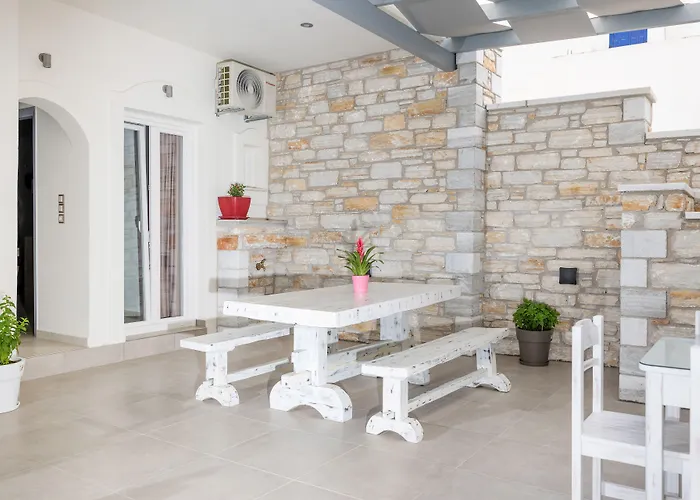 Katerina Roza - Heartfelt Hospitality In The Naxos City