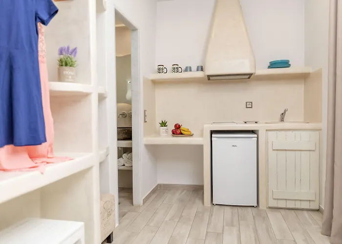 Katerina Roza - Heartfelt Hospitality In The Aparthotel Naxos City